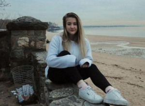 "Ljudi, šta da radim?": Smanjila je grudi, platila 8.000 evra i posle devet meseci desilo se nešto što nije mogla ni da sanja
