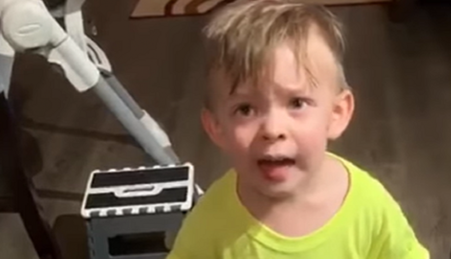 Joj, mama! Otišla si na posao, a nisi POLJUBILA malog Aleksandra: Pogledajte zašto je ovaj video pravi HIT na mrežama