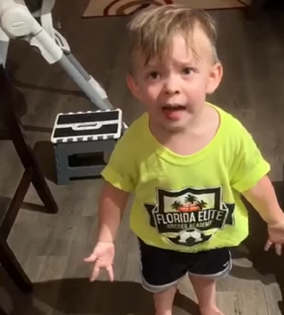 Joj, mama! Otišla si na posao, a nisi POLJUBILA malog Aleksandra: Pogledajte zašto je ovaj video pravi HIT na mrežama