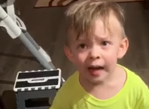 Joj, mama! Otišla si na posao, a nisi POLJUBILA malog Aleksandra: Pogledajte zašto je ovaj video pravi HIT na mrežama