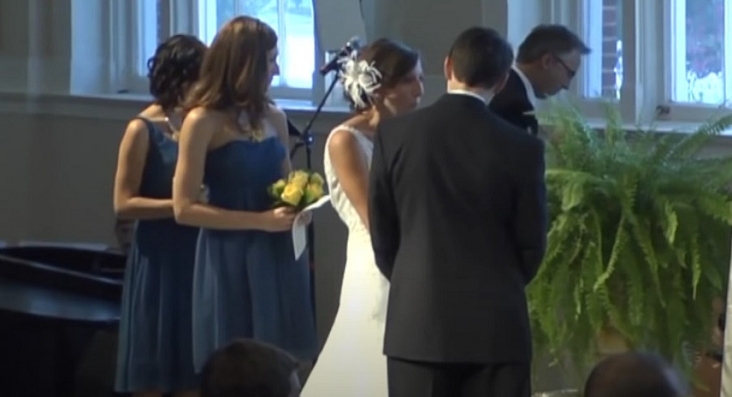 Nije mogla da prećuti pa mu je PRED OLTAROM otkrila šta je uradila u VENČANICI, a onda je nastao TAJAC