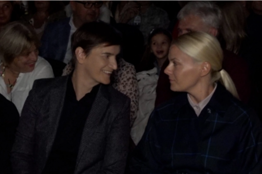 KLASIČNO I SA STILOM: Premijerka Ana Brnabić i njena partnerka Milica na premijeri opere "Karmen" usklađene do poslednjeg detalja