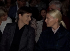 KLASIČNO I SA STILOM: Premijerka Ana Brnabić i njena partnerka Milica na premijeri opere "Karmen" usklađene do poslednjeg detalja