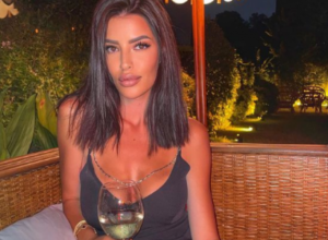 Javnost je BEZ DAHA zbog njene ultra kratke haljine i dubokog dekoltea: Supruga srpskog golmana u NAJATRAKTIVNIJEM izdanju do sada