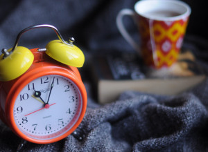 Noćas počinje zimsko računanje vremena: Pomerite kazaljke u ovom smeru i uživajte u DUGOM SNU!