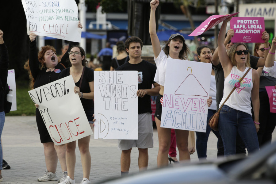 Hiljade ŽENA izašlo na ulice u znak PROTESTA: Hoćemo pravo na ABORTUS, najstrožiji zakon nam ga oduzima - ovo je NAJMRAČNIJI trenutak