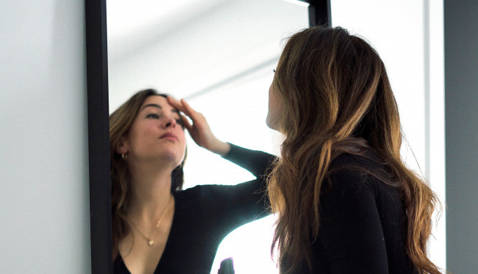 Pažljivo se pogledajte u ogledalo: Ove promene na LICU su znak da imate problema sa šećerom ili glutenom