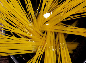 Trik za kojim su SVI poludeli: Svi POGREŠNO cedite testeninu, od ovoga NEMA prskanja vode i PROSUTIH rezanaca