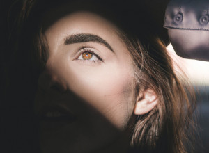 Savršene obrve za par MINUTA: Ova devojka sređuje svoje obrve drugačijom "ČETKICOM" i uvek ispadaju TOP