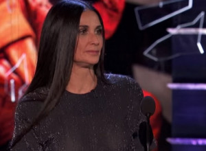 Demi Mur će uskoro postati BAKA, a izgleda kao devojčica: Izdominirala je u sićušnom bikiniju, na ovom telu bi joj pozavidele i dvadesetogodišnjakinje