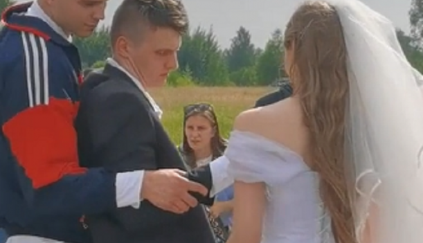 Beži sestro još uvek NIJE KASNO: Pogledajte u kom STANJU je došao ovaj MLADOŽENJA, da nije bilo kuma odavno bi otišao u HORIZONTALU