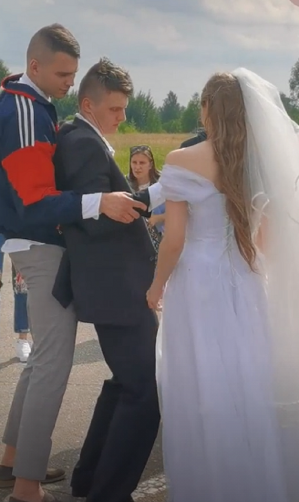 Beži sestro još uvek NIJE KASNO: Pogledajte u kom STANJU je došao ovaj MLADOŽENJA, da nije bilo kuma odavno bi otišao u HORIZONTALU