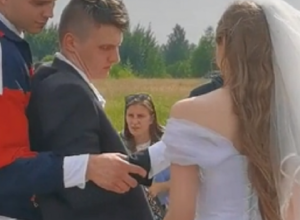 Beži sestro još uvek NIJE KASNO: Pogledajte u kom STANJU je došao ovaj MLADOŽENJA, da nije bilo kuma odavno bi otišao u HORIZONTALU