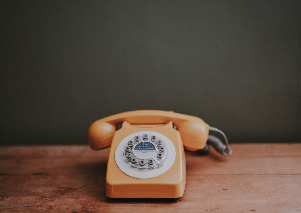 Mi smo odrasli uz ovakav "stari" FIKSNI telefon, dok današnjoj deci nije baš jasno šta ovaj POKRET znači