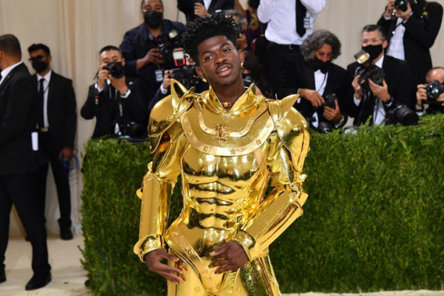 "Met Gala 2021" kakvu svet nije video do sad: Princeze, zlatni oklopnici, kreacije od kojih NE MOŽE DA SE DIŠE, a ONA je nosila čak i ogromni mač sa sobom!