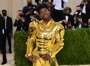 "Met Gala 2021" kakvu svet nije video do sad: Princeze, zlatni oklopnici, kreacije od kojih NE MOŽE DA SE DIŠE, a ONA je nosila čak i ogromni mač sa sobom!