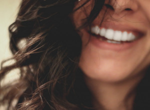 ZUBI kao BISERI: Ovo su najefikasniji i NAJJEFTINIJI trikovi za kućno izbeljivanje zuba