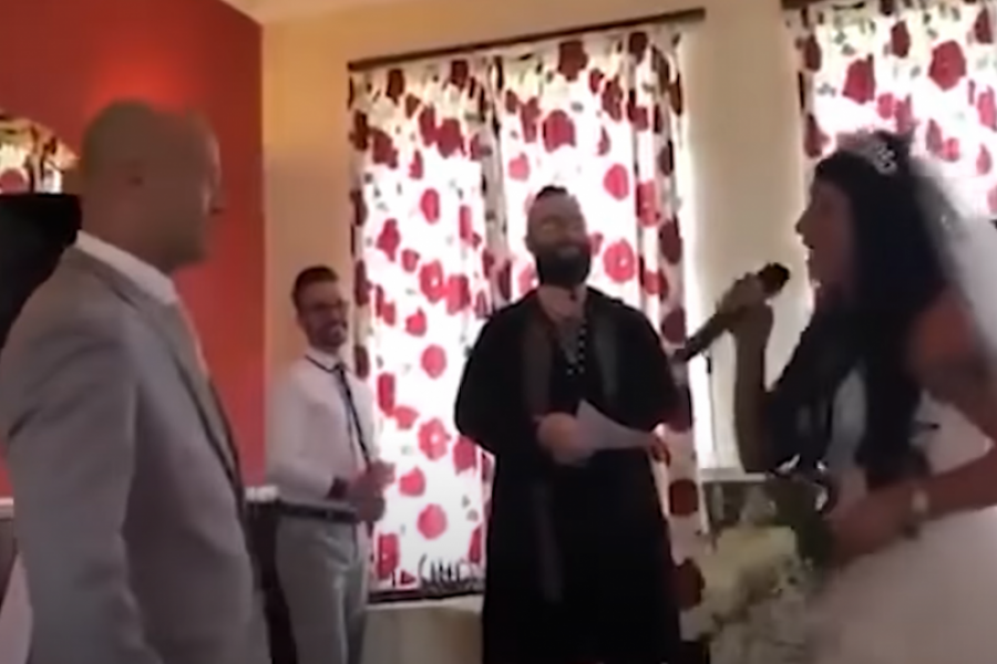 Ovo se zove venčanje sa ZAPLETOM: Pol je došao kao KUM, a onda se zaprepastio kada je MLADA kleknula ispred njega
