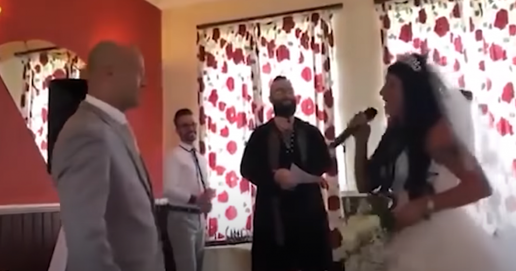 Ovo se zove venčanje sa ZAPLETOM: Pol je došao kao KUM, a onda se zaprepastio kada je MLADA kleknula ispred njega