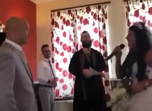 Ovo se zove venčanje sa ZAPLETOM: Pol je došao kao KUM, a onda se zaprepastio kada je MLADA kleknula ispred njega