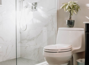 Zavirite u neseser svoje JAČE polovine: Tu ćete pronaći TAJNO ORUŽJE za čišćenje kupatila, BLISTAĆE kao dijamant