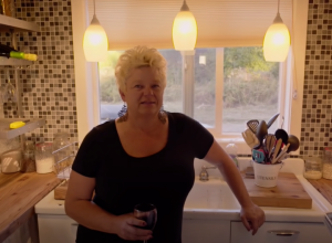 Samohrana majka sama sebi sagradila KUĆU: Našla detaljno uputstvo na internetu, zavrnula rukave i dohvatila se čekića