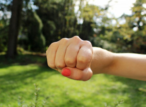 Da li ste osetljivi, kreativni ili rođeni LJUBAVNICI: Evo šta način na koji držite PESNICU otkriva o vama