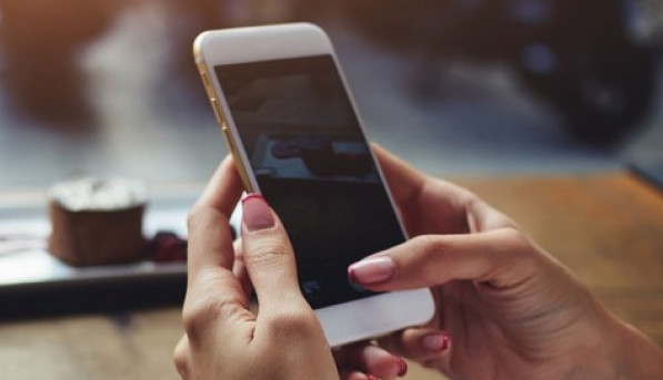 Da li biste zamenili telefon sa PARTNEROM na tri dana? Evo šta kažu ŽENE i muškarci, sudeći po odgovorima, malo je "poštenih"