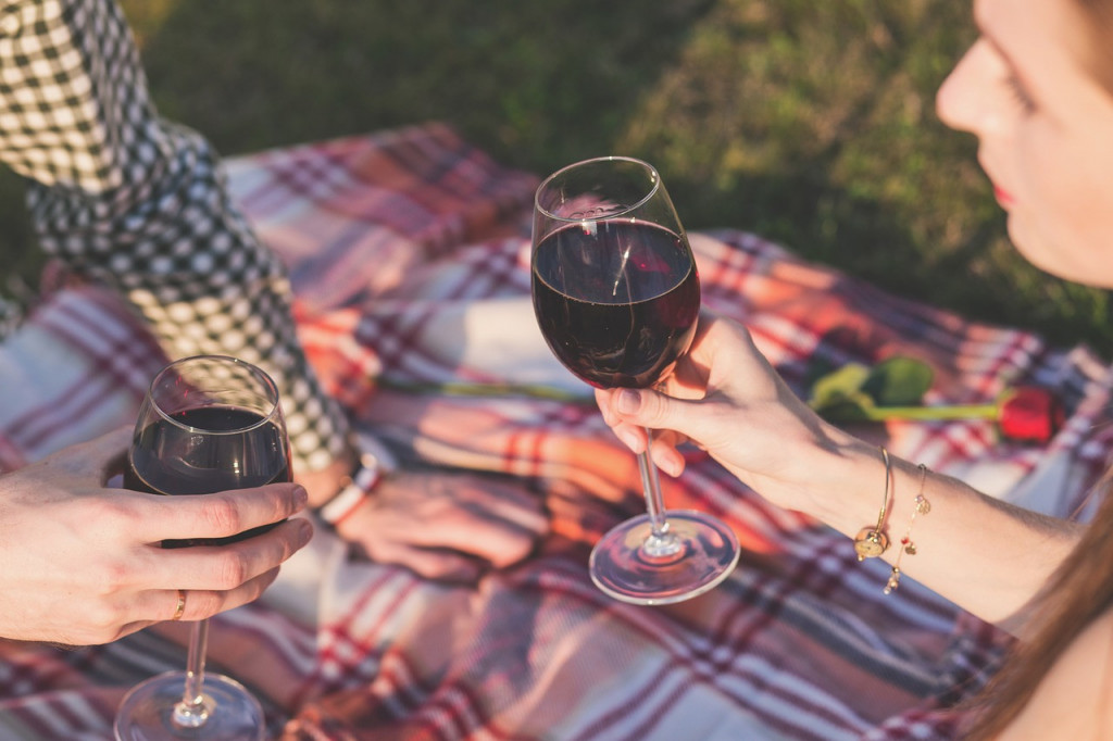 Stručnjak za VINO otkriva koje TRI najčešće greše pravimo kada držimo vinsku čašu: Postoji samo jedan PRAVILAN način za koji retko ko zna