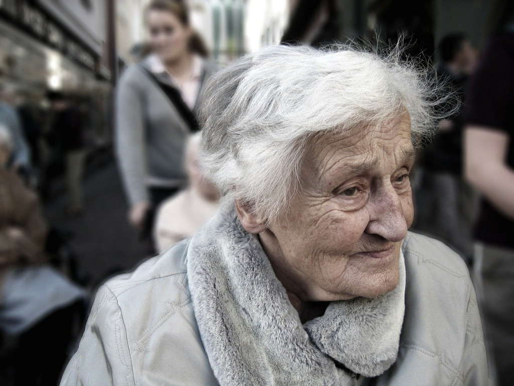 Potresna ispovest jedne bake: "Ostarila sam, a iza sebe nemam decu", tužna je jer stari sama