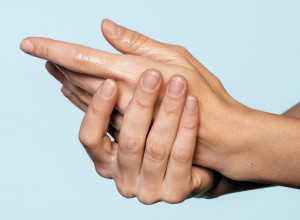 Pogledajte u ŠAKE, ako primetite promenu, spasiće vam ŽIVU GLAVU! Rak pluća PRVI simptom ispoljava BAŠ OVDE!