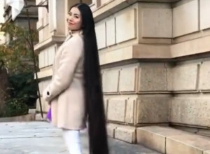 Ona je "Zlatokosa" modernog doba: Ova devojka se nije OŠIŠALA već 15 GODINA, ako želi da prošeta sa puštenom kosom mora da obuje ŠTIKLE