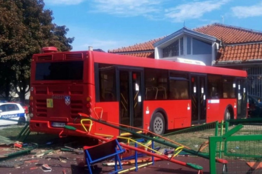 Oglasio se OTAC povređene DEVOJČICE na koju je juče u Zemunu naleteo AUTOBUS i otkrio sve o njenom stanju!