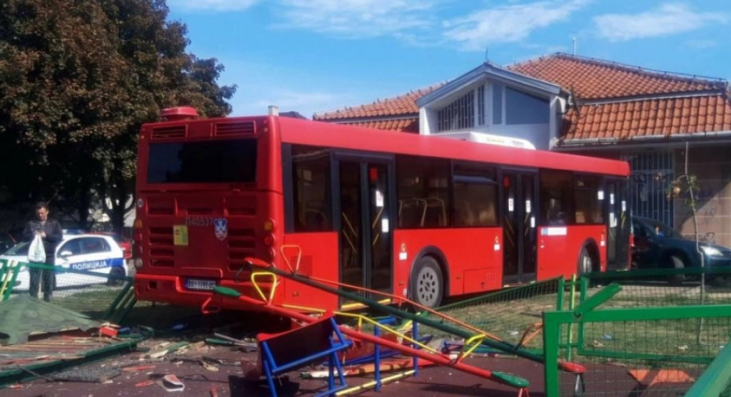 Oglasio se OTAC povređene DEVOJČICE na koju je juče u Zemunu naleteo AUTOBUS i otkrio sve o njenom stanju!