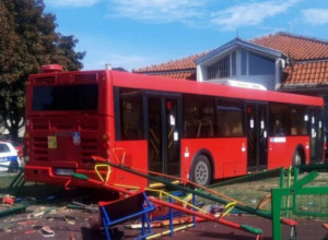 Oglasio se OTAC povređene DEVOJČICE na koju je juče u Zemunu naleteo AUTOBUS i otkrio sve o njenom stanju!