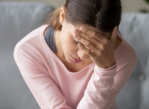 Ovo je NAJPODMUKLIJI simptom VISOKOG pritiska: Svi ga ZANEMARUJU jer deluje bezopasno, a posledice su FATALNE