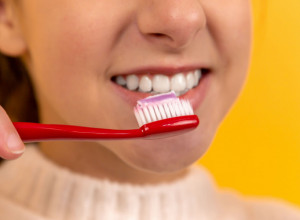 OVO je znak da vam je ČETKICA za zube dotrajala: Odmah je promenite, prete vam NASLAGE, karijes i BOLESTI DESNI