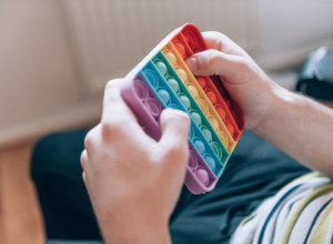 Deca u SRBIJI su "POLUDELA" za ovom igračkom, a roditeljima nije jasno u čemu je FORA: Evo u čemu leži tajna "OPSESIJA" za mehurićima
