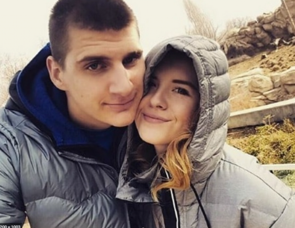 SKROMNA, SJAJNA I NJEGOVA NAJVEĆA PODRŠKA Ovo je supruga Nikole Jokića koja mu je podarila ćerku!