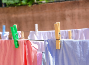 Žena ima KECA u rukavu: Utrljala je PENU za brijanje na MAJICU, kad vidite rezultat, uradićete ISTO