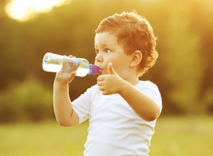 TRI načina kako vaše DETE da zavoli VODU: Pomozite im, naučite ih da se pravilno HIDRIRAJU