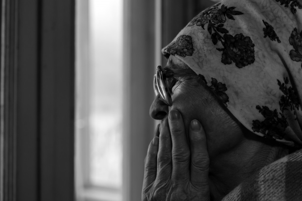 Baka Radmila (90) sahranila muža, ćerku i UNUKU Već 15 godina stoji na prozoru u nadi da će bar njega ugledati!