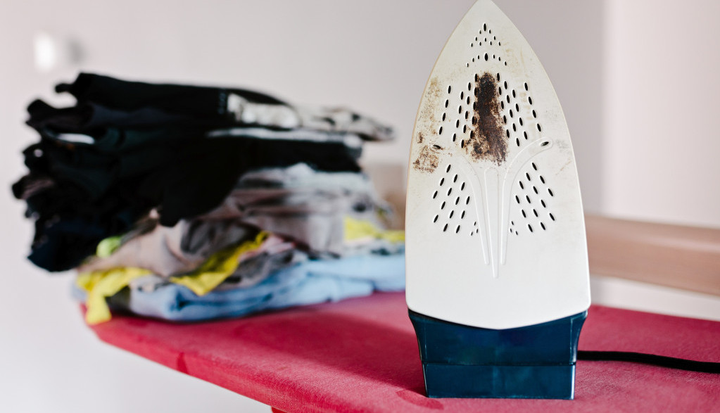 Jeftin TRIK za čišćenje PEGLE: Crne FLEKE će nestati za tili čas, a uređaj biti kao NOV