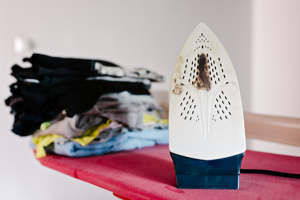 Biće kao nova: Fleke sa pegle skinućete očas posla, treba vam samo jedna tableta koju svi imamo u kući