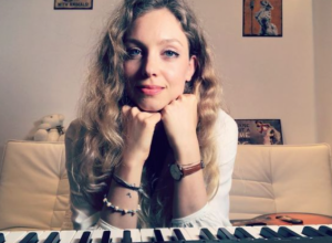Petar Grašo smuvao 15 godina mlađu plavušu: Ona je ćerka poznatog jugoslovenskog muzičara, i fantasično izgleda!
