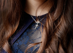 "40 godina nosim krst": Medicinsku sestru terali da na poslu skine VERSKO OBELEŽIJE, pošto je ODBILA sada trpi VELIKE POSLEDICE