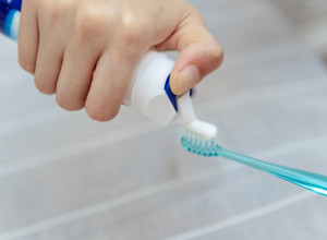 Čak i ČETKICA ZA ZUBE ima svoj ROK TRAJANJA: Evo kako da je PRAVILNO čistite i čuvate, možda uspete da joj produžite "životni" vek!