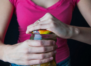 Žene će se obradovati: Uz ovaj SJAJAN trik, za SAMO dve minute otvorićete baš SVAKU teglu