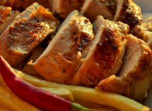 Kuvari ne žele da otkriju tajnu: Ovako se pravi NAJSOČNIJA piletina za koju će SVI da vam traže recept