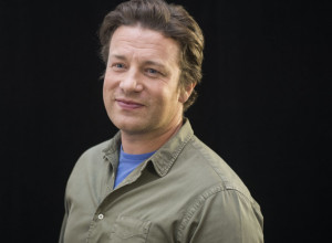 "Nisam držao strogu dijetu, nije sve u HRANI": Džejmi Oliver otkrio kako se PREPOLOVIO, ovo je njegov RECEPT za vitko telo